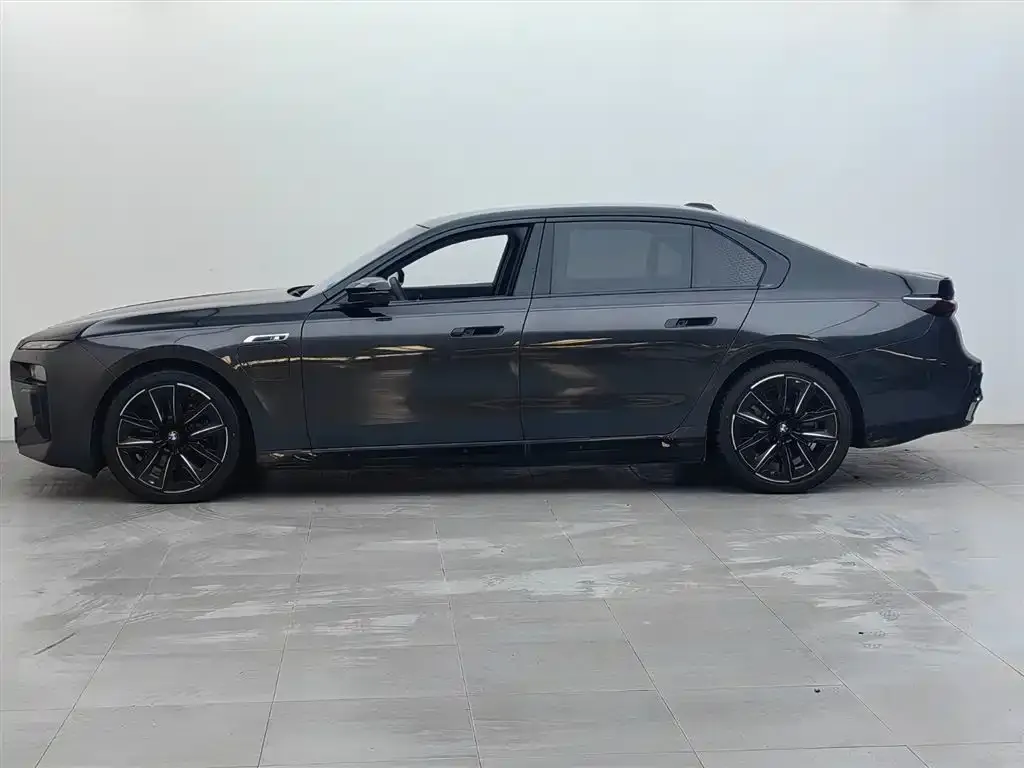 BMW i7 M70L — фото 3