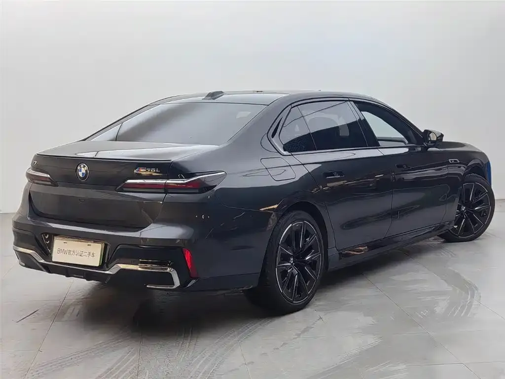 BMW i7 M70L — фото 4