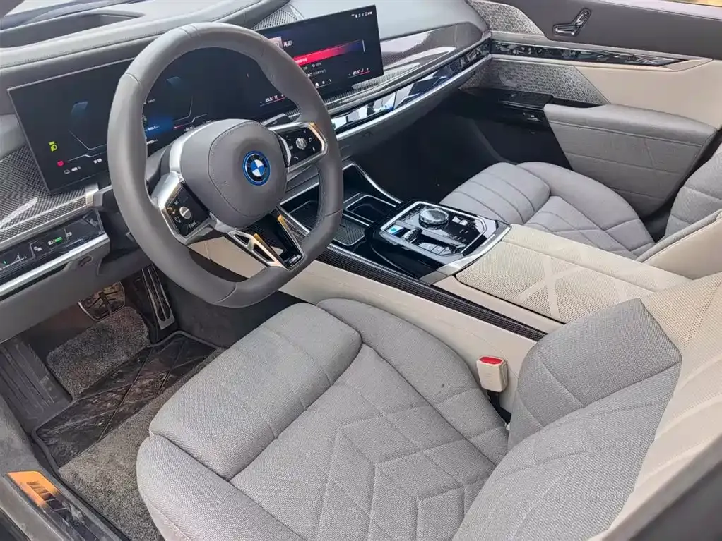 BMW i7 M70L — фото 8