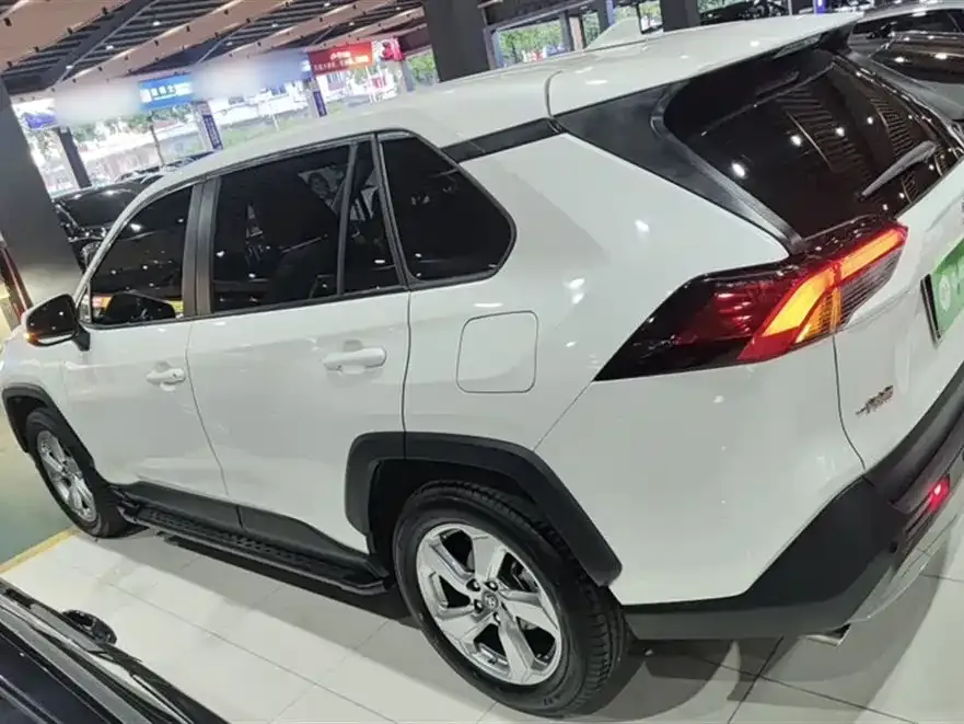 Toyota RAV4 — фото 8