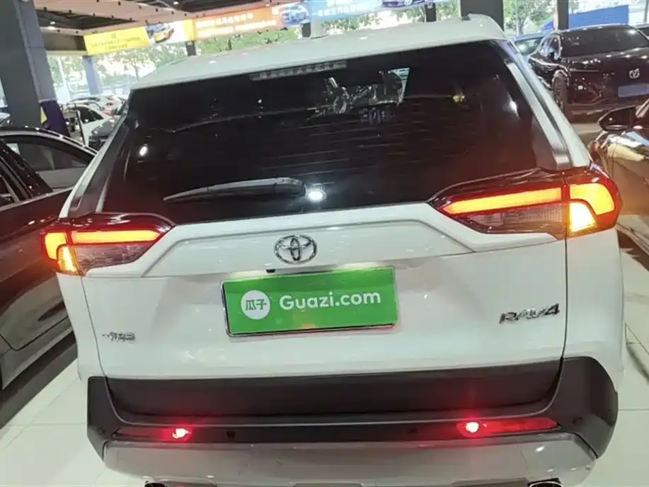 Toyota RAV4 — фото 9