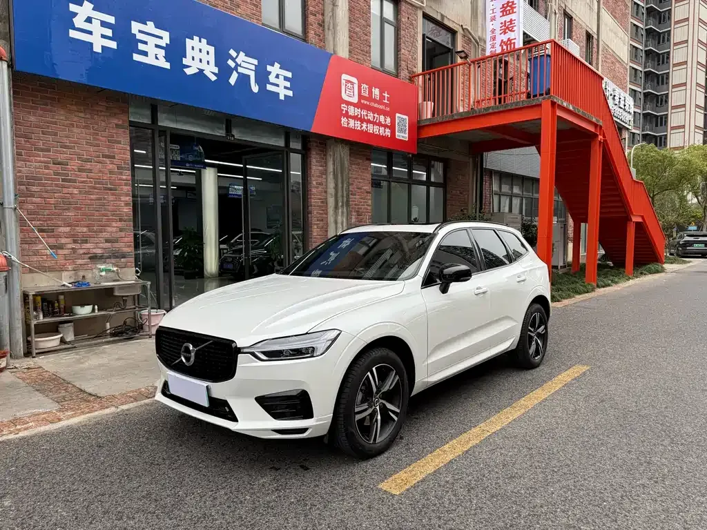 Volvo XC60 — фото 1