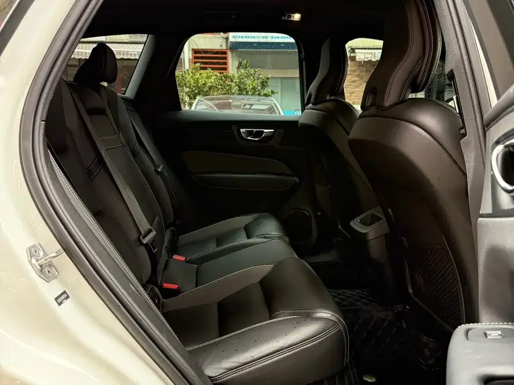 Volvo XC60 — фото 10