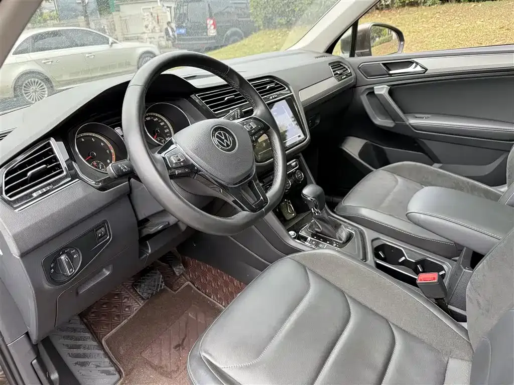 Volkswagen Tiguan L — фото 7
