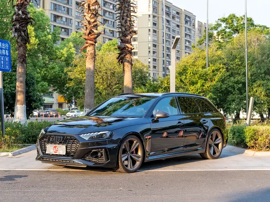 Audi RS 4 — фото 1