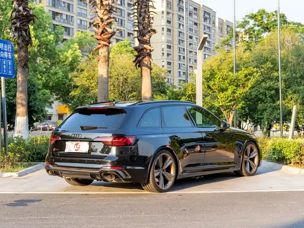 Audi RS 4 — фото 5