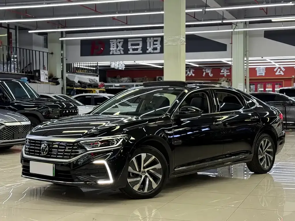 Volkswagen Passat New Energy — фото 1