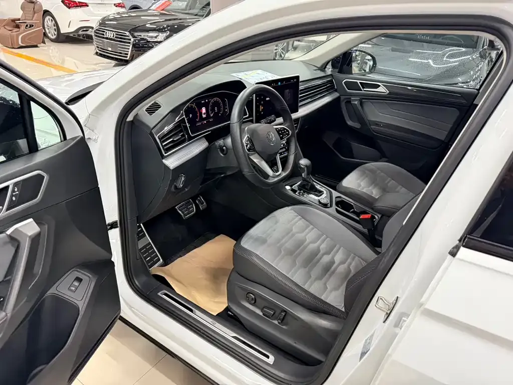 Volkswagen Tiguan X — фото 10
