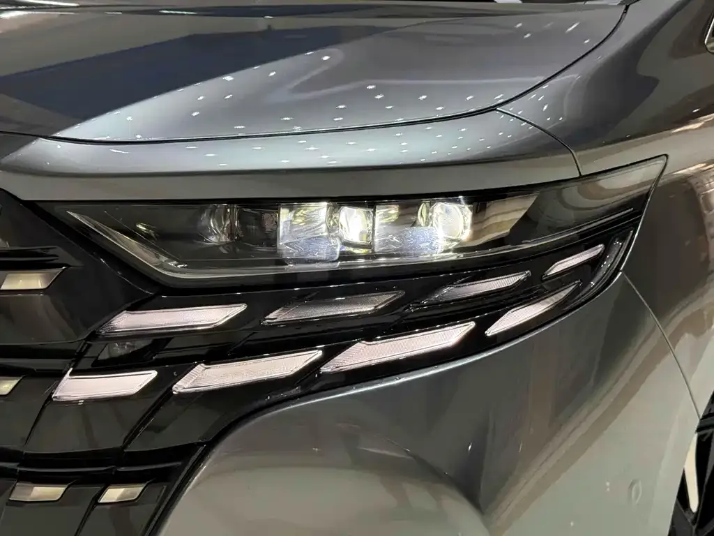 Toyota Alphard — фото 10