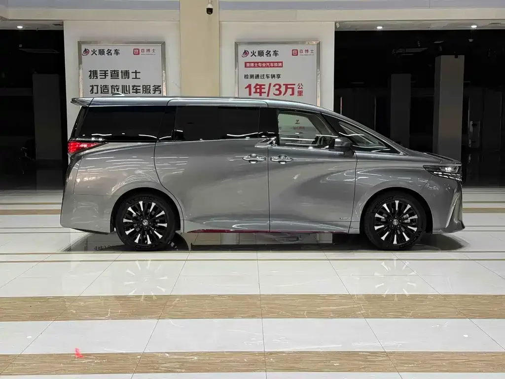 Toyota Alphard — фото 4