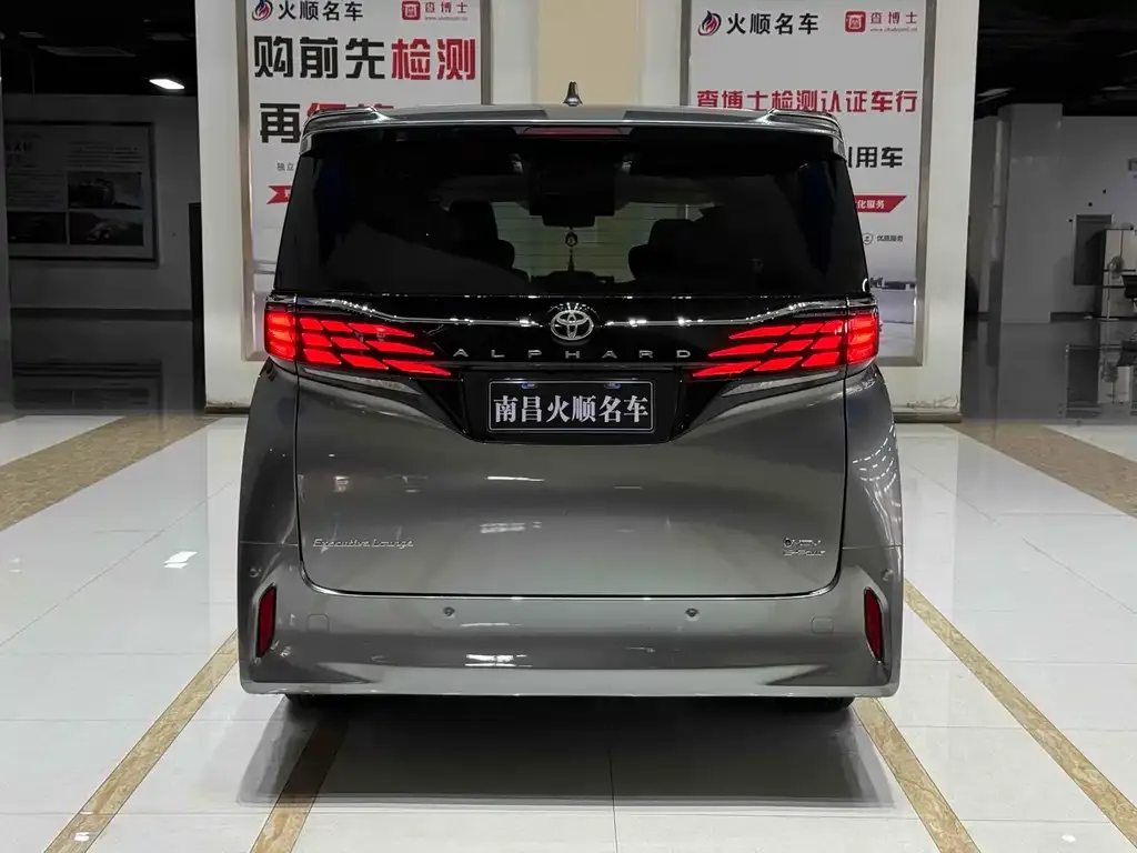 Toyota Alphard — фото 6