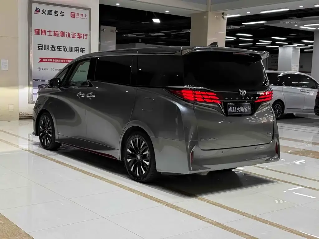 Toyota Alphard — фото 7