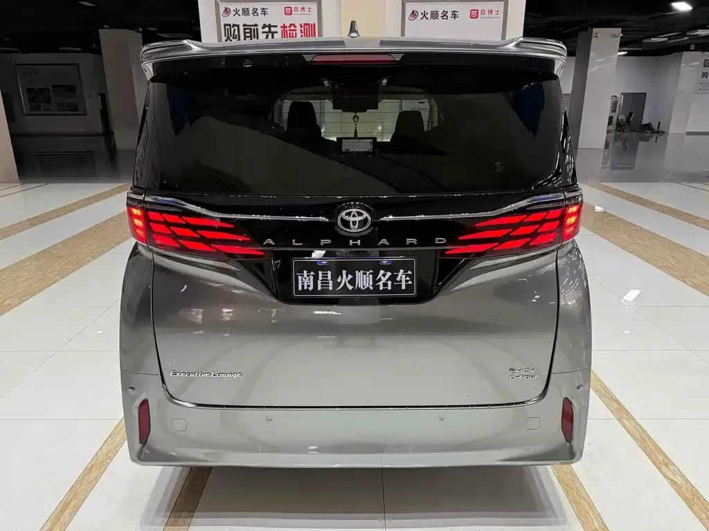 Toyota Alphard — фото 9