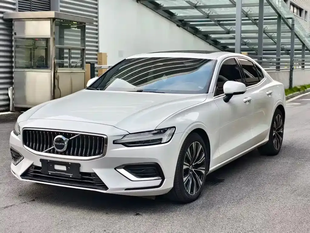 Volvo S60 — фото 1
