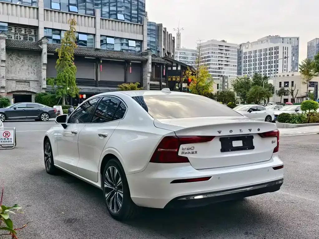 Volvo S60 — фото 4
