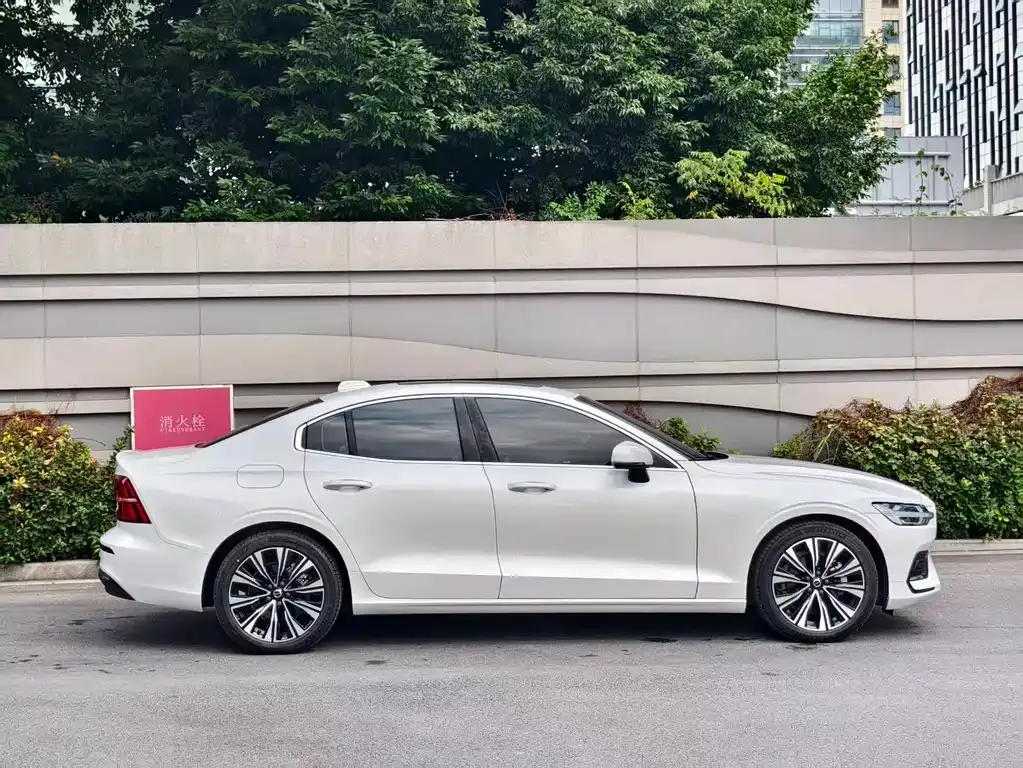 Volvo S60 — фото 7