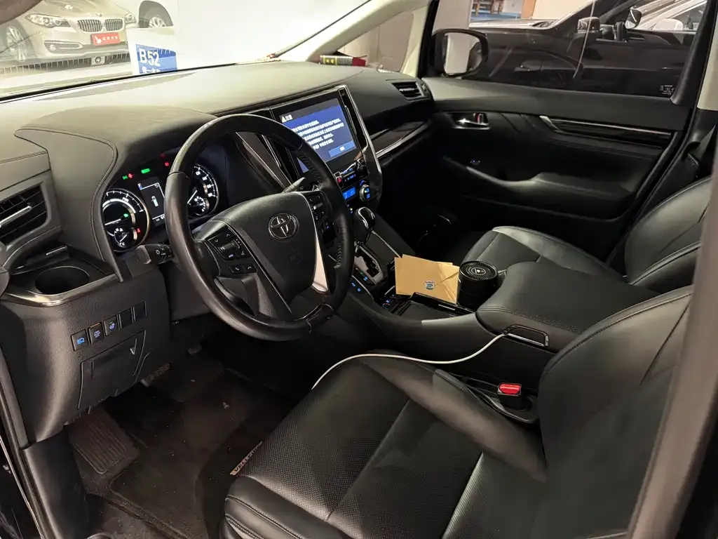 Toyota Vellfire — фото 4