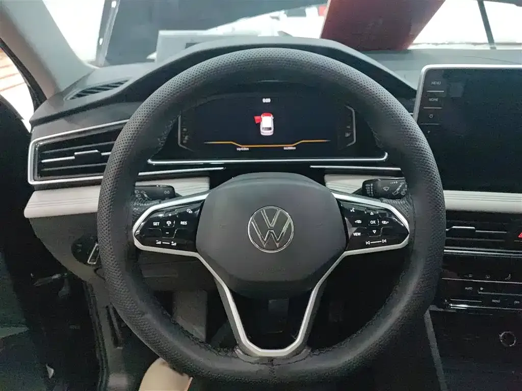 Volkswagen Tiguan L — фото 4
