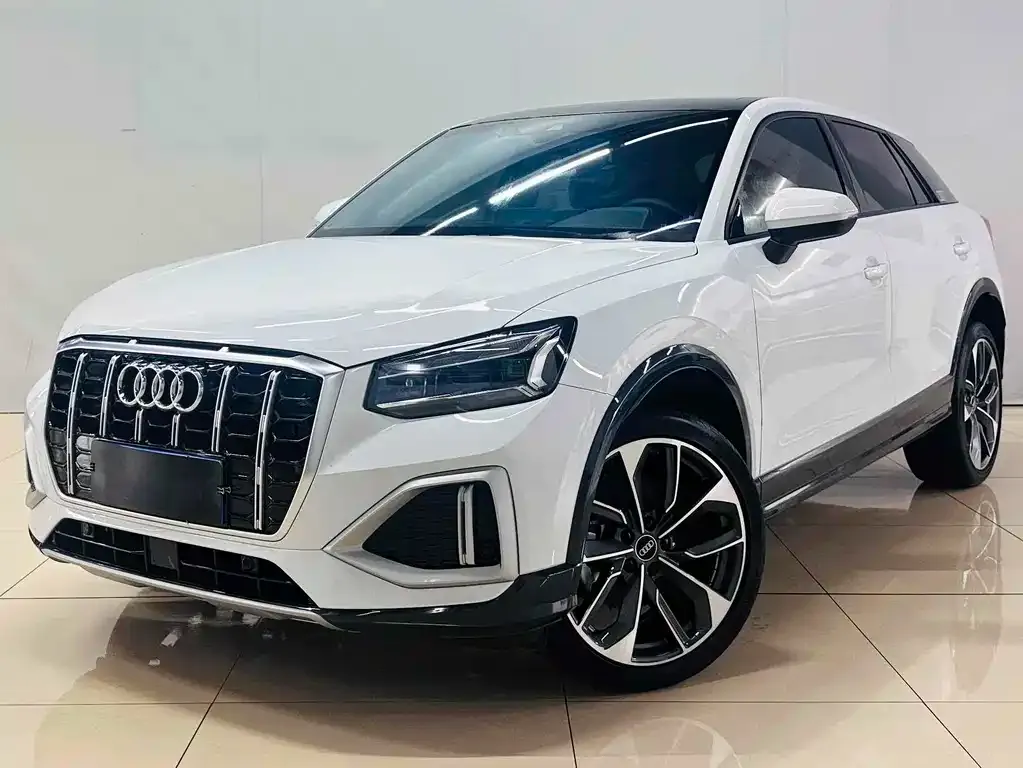 Audi Q2L — фото 1