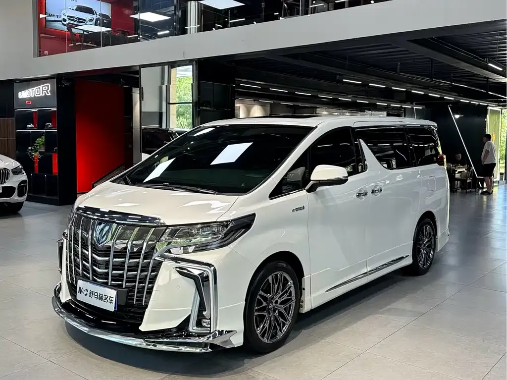Toyota Alphard — фото 1