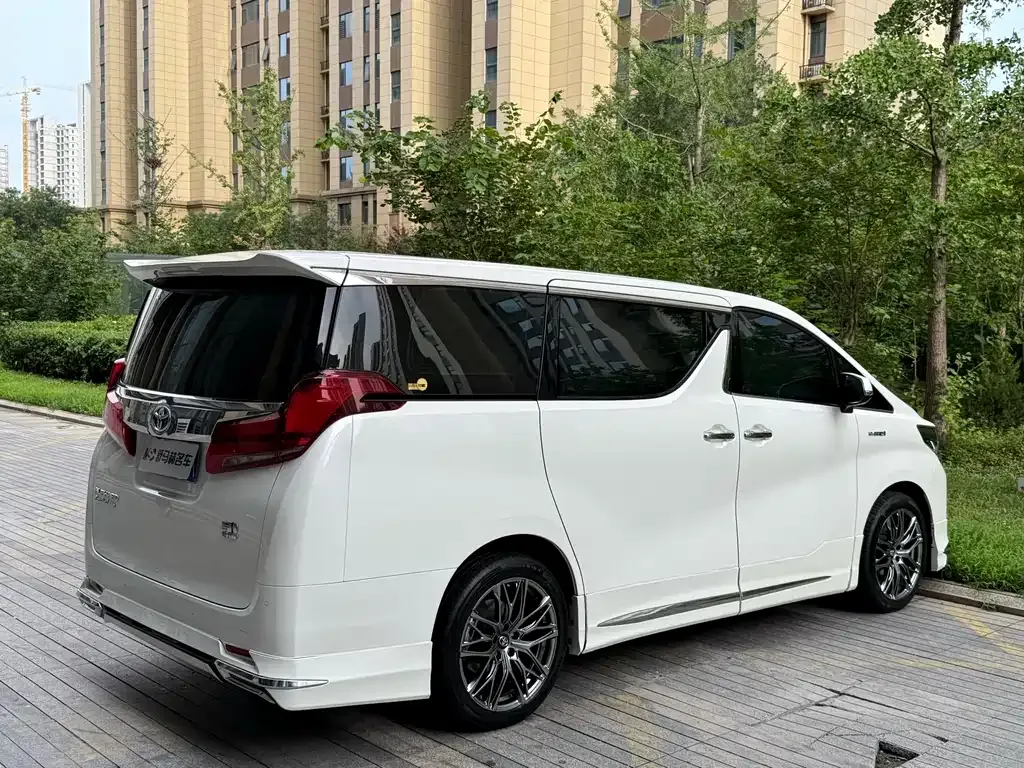 Toyota Alphard — фото 5