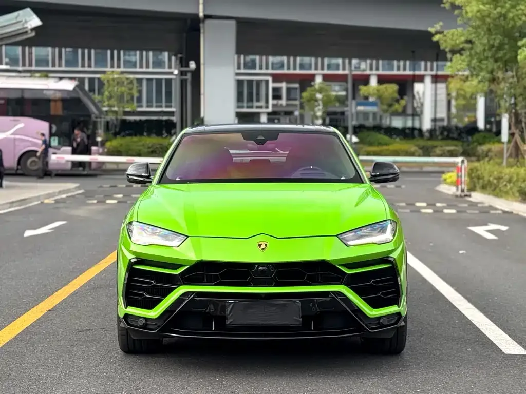 Lamborghini Urus — фото 1