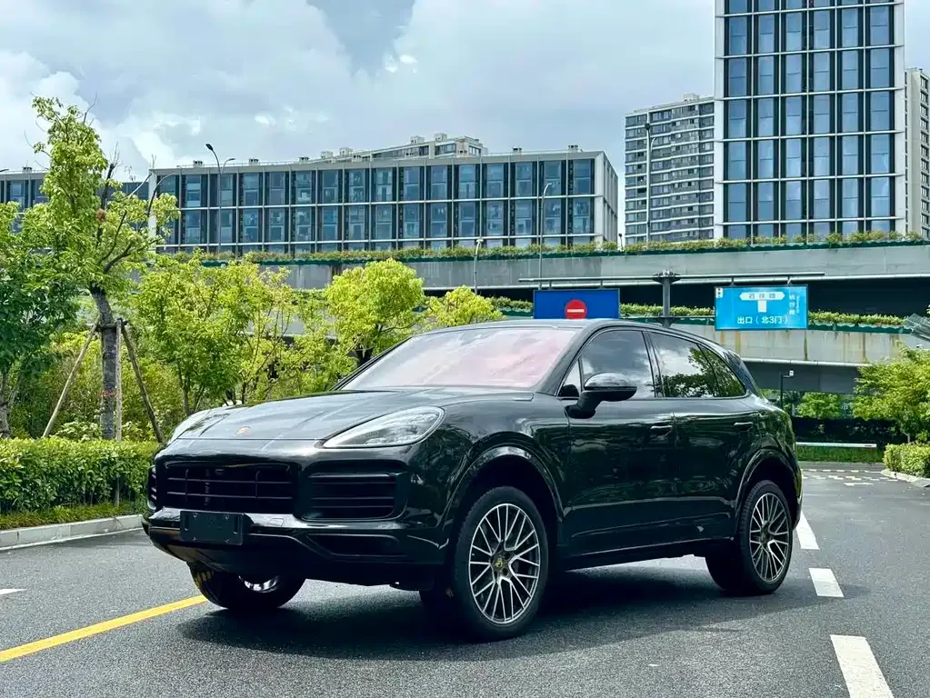Porsche Cayenne — фото 1