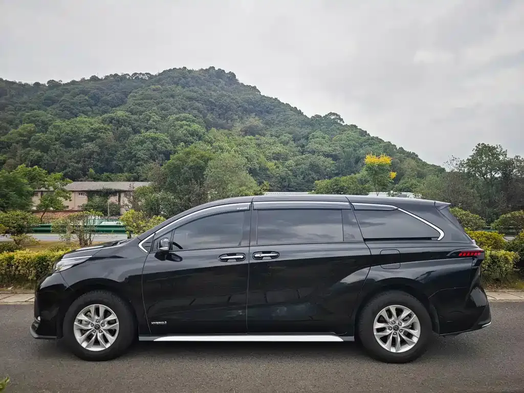 Toyota Granvia — фото 4