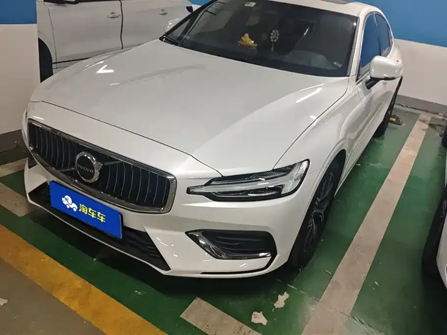 Volvo S60 — фото 1