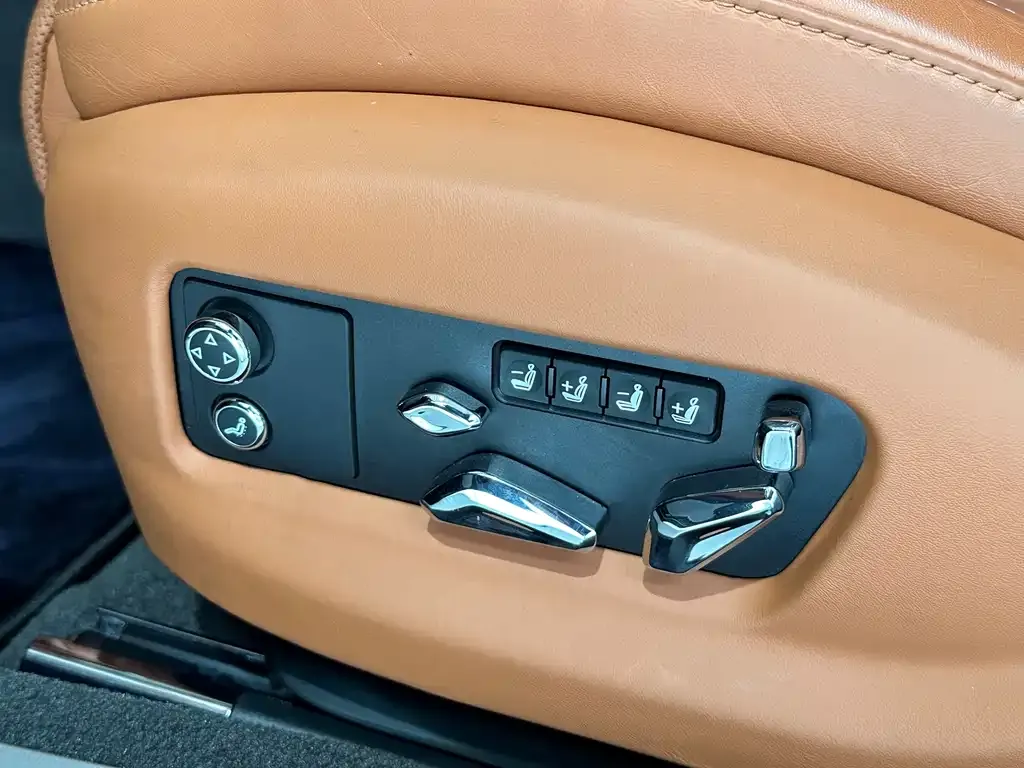 Bentley Flying Spur — фото 9