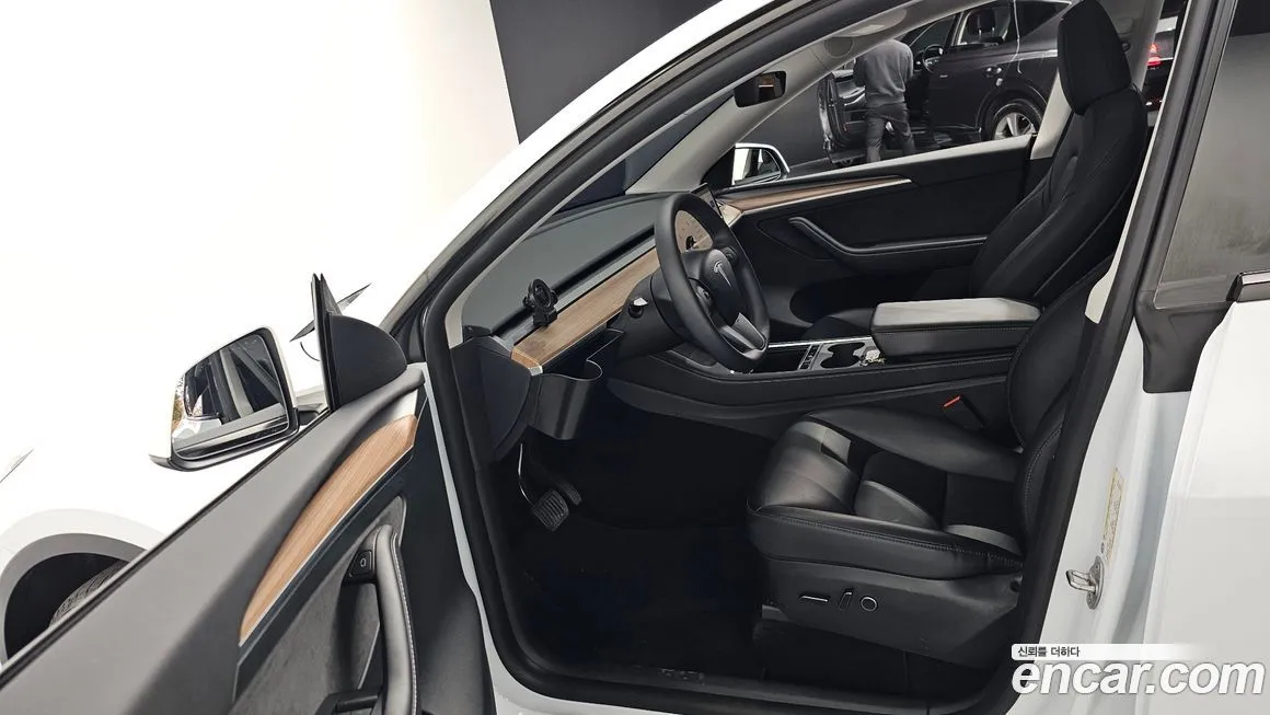 Tesla Model Y — фото 10