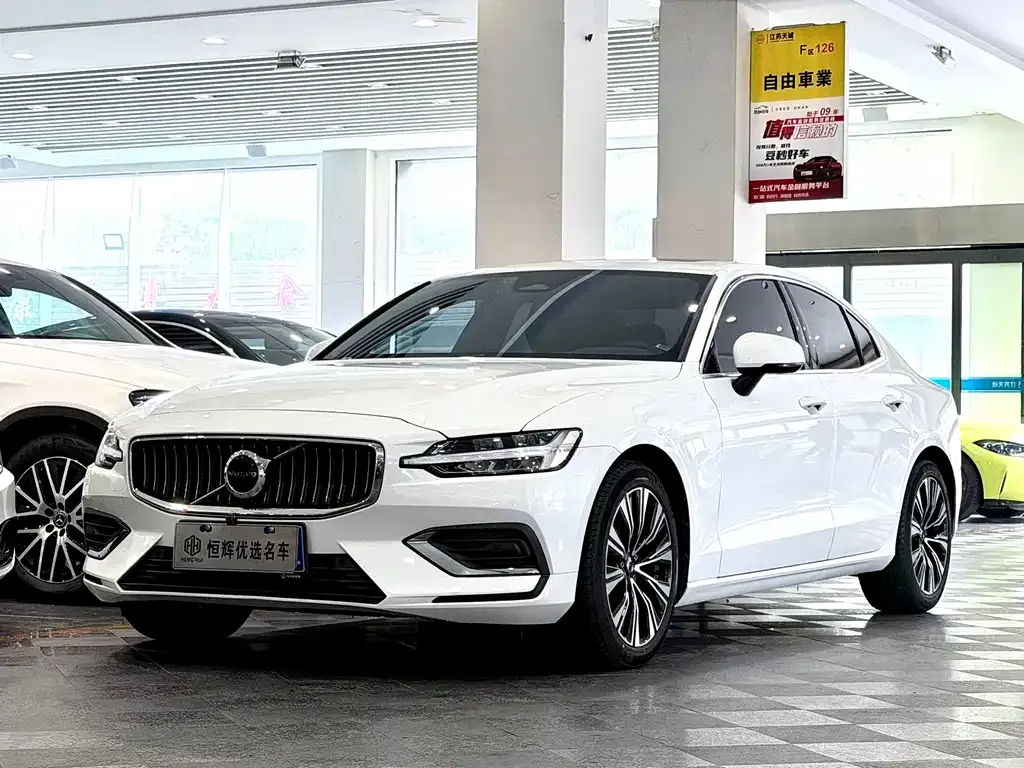 Volvo S60 — фото 1