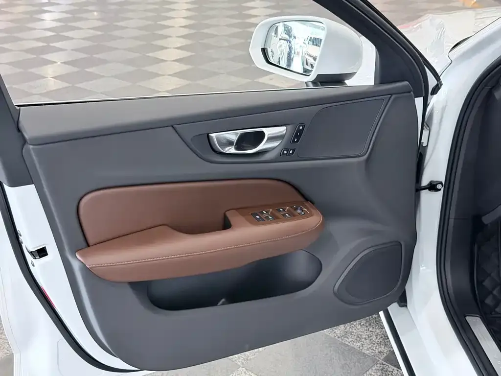 Volvo S60 — фото 10