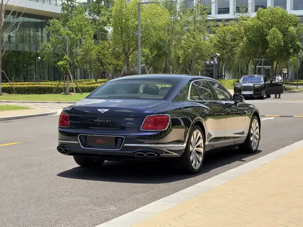 Bentley Flying Spur — фото 9