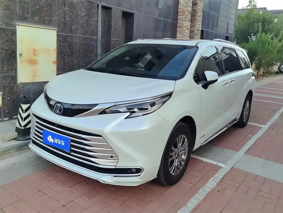 Toyota Sienna — фото 1