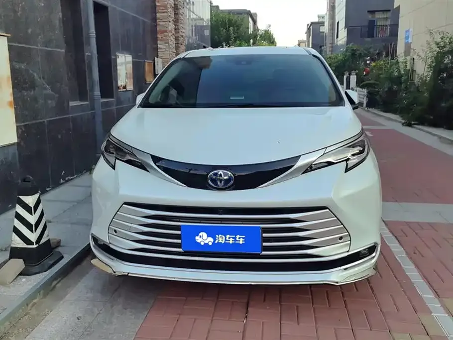 Toyota Sienna — фото 2