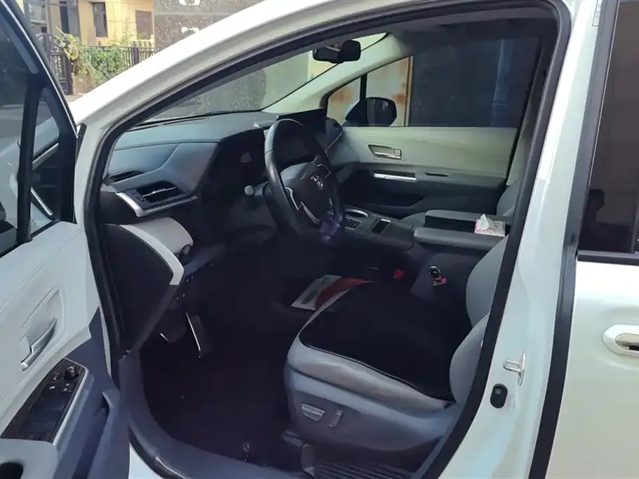 Toyota Sienna — фото 9