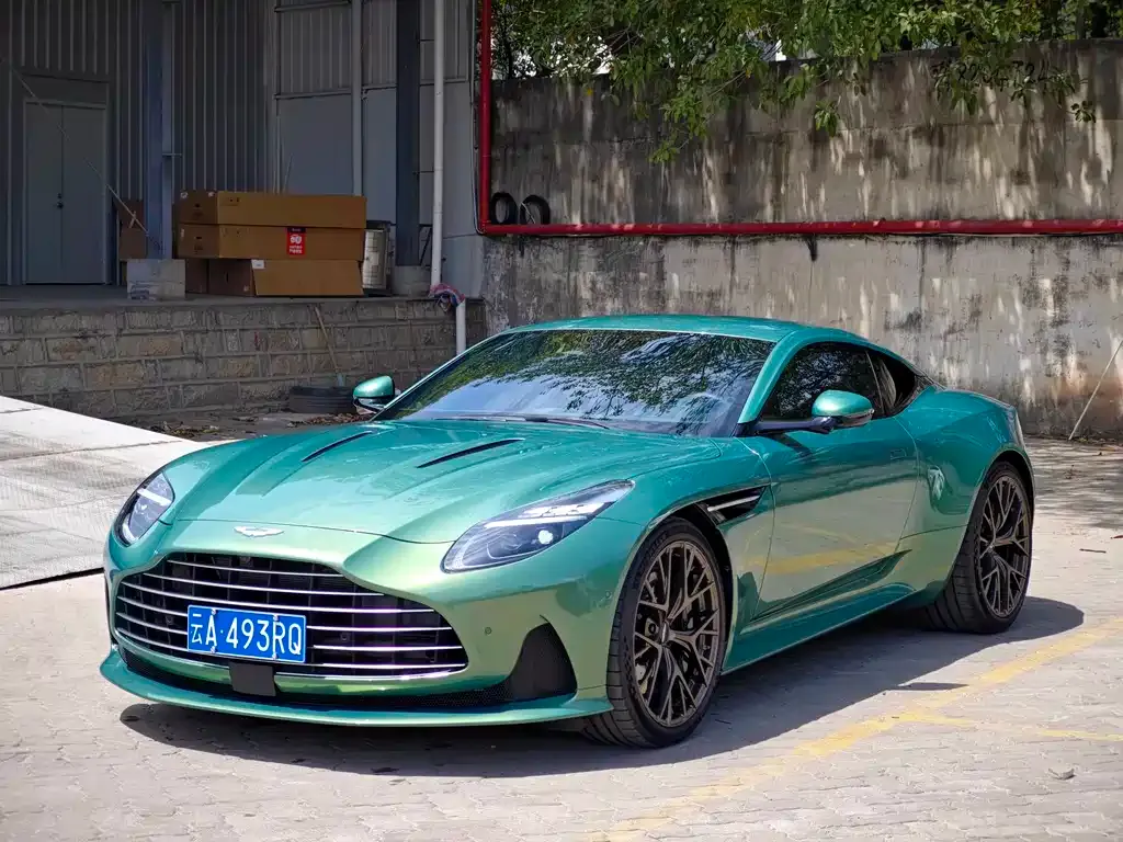 Aston Martin DB12 — фото 1