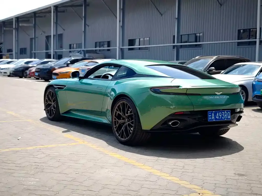 Aston Martin DB12 — фото 10