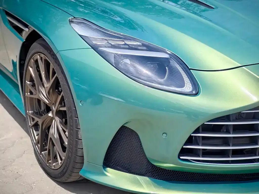 Aston Martin DB12 — фото 5