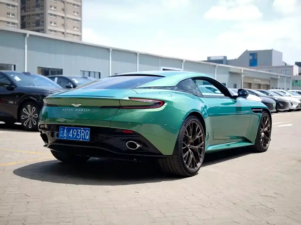 Aston Martin DB12 — фото 8