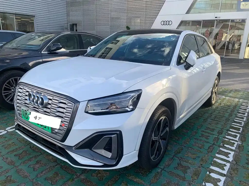 Audi Q2L e-tron — фото 1