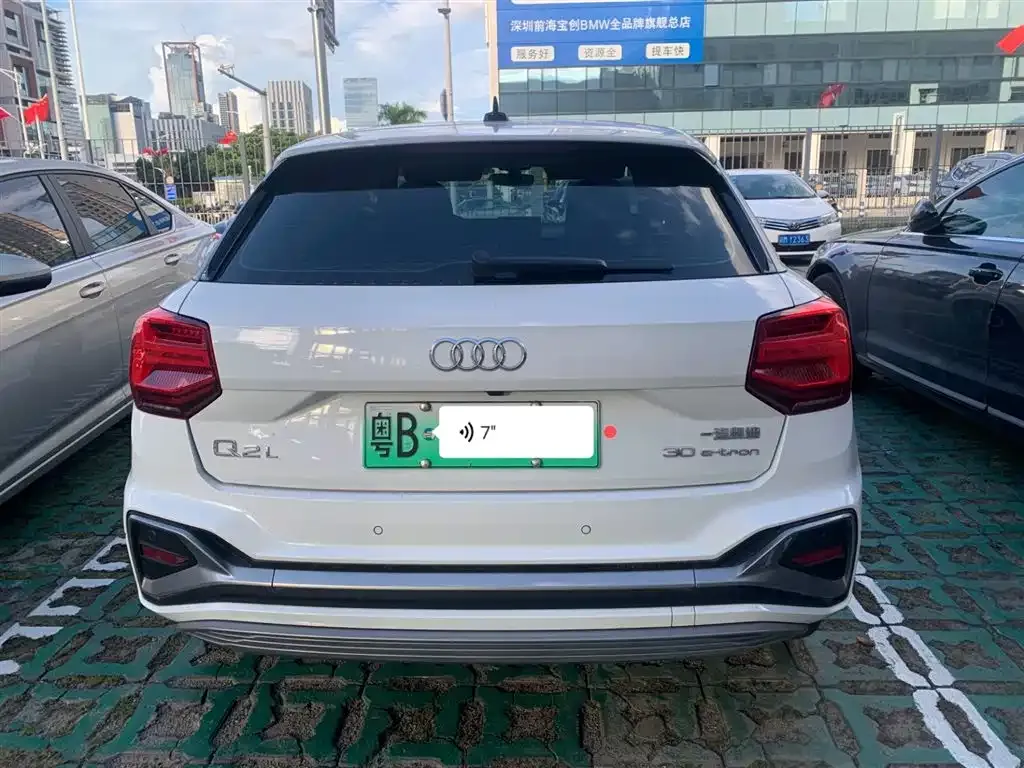 Audi Q2L e-tron — фото 2