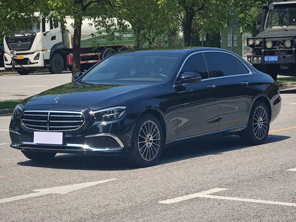 Mercedes-Benz E-Class — фото 1