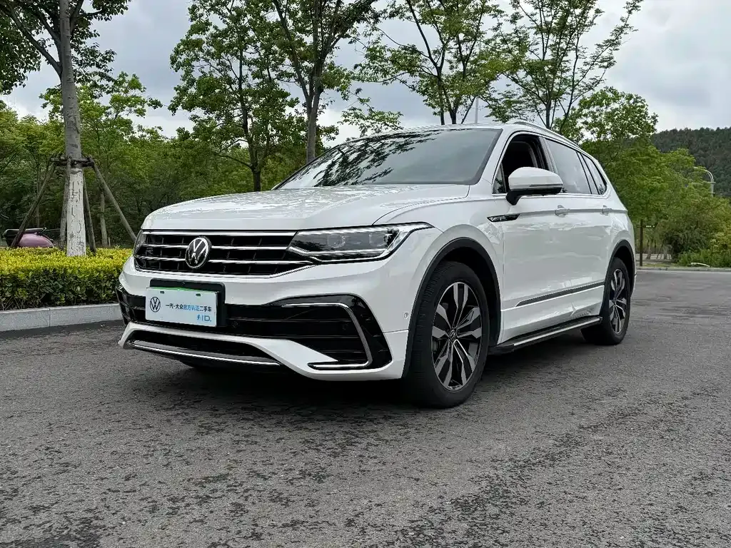 Volkswagen Tiguan L — фото 1