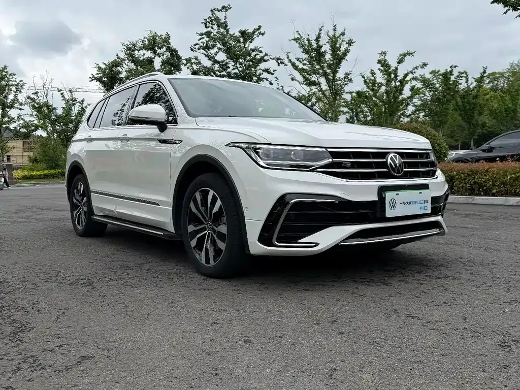 Volkswagen Tiguan L — фото 2