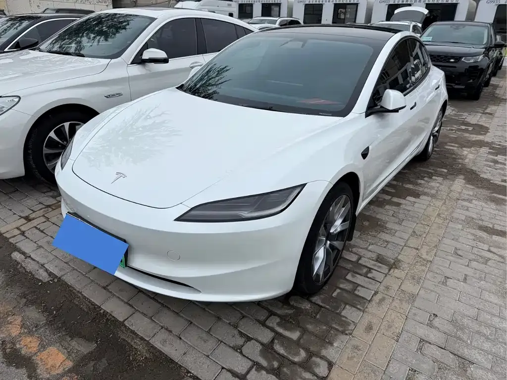 Tesla Model 3 — фото 1