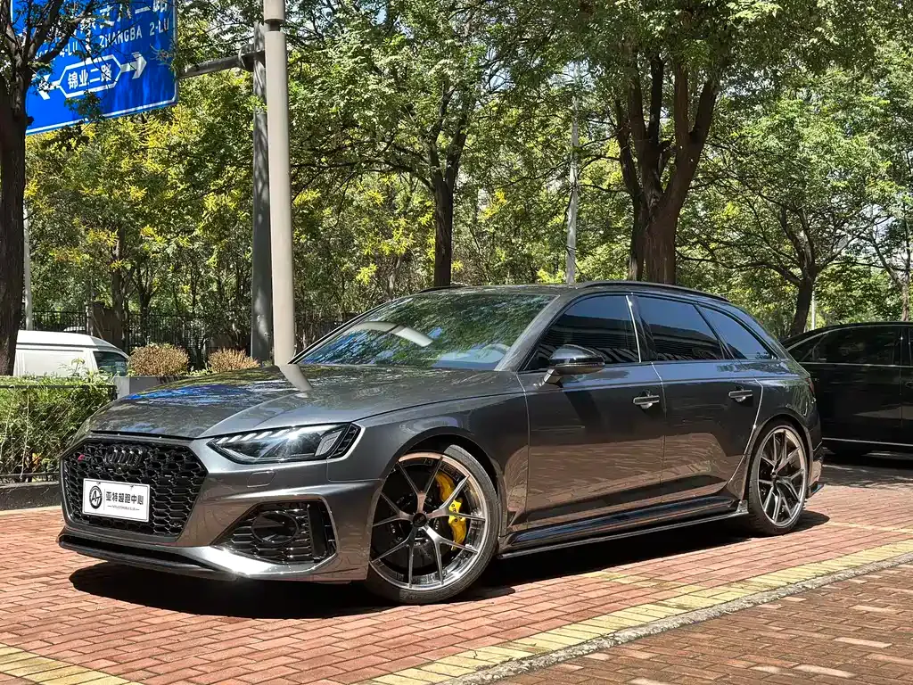 Audi RS 4 — фото 1