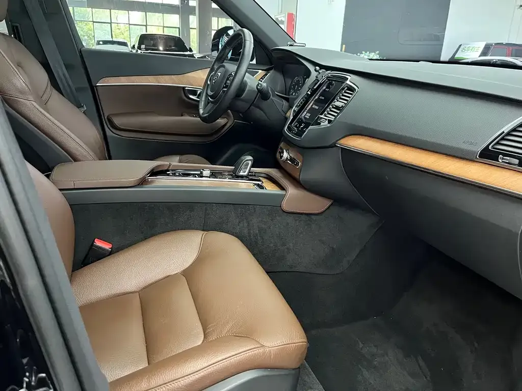 Volvo XC90 — фото 10