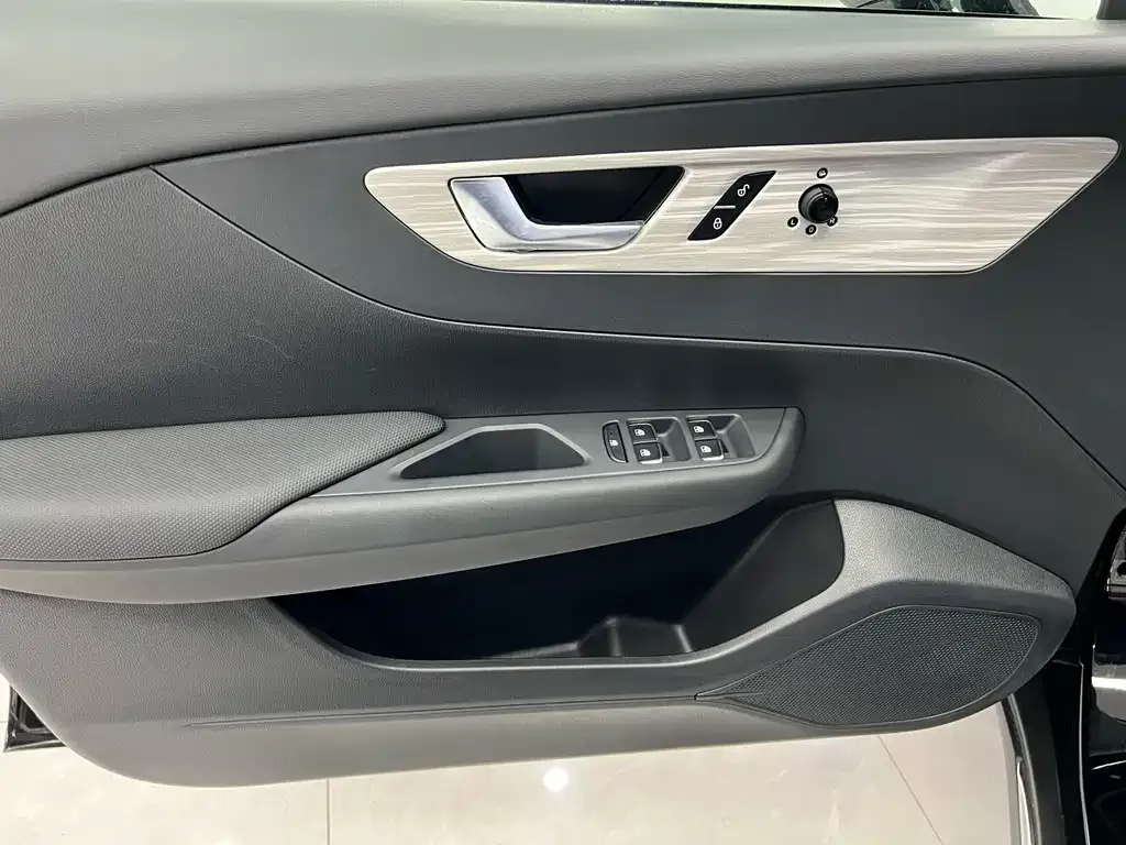 Hongqi E-QM5 — фото 8